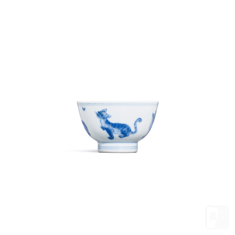 A blue and white 'cat' cup, Qing dynasty, Kangxi period | 清康熙 青花貍奴圖小盃 《大明嘉靖年製》仿款